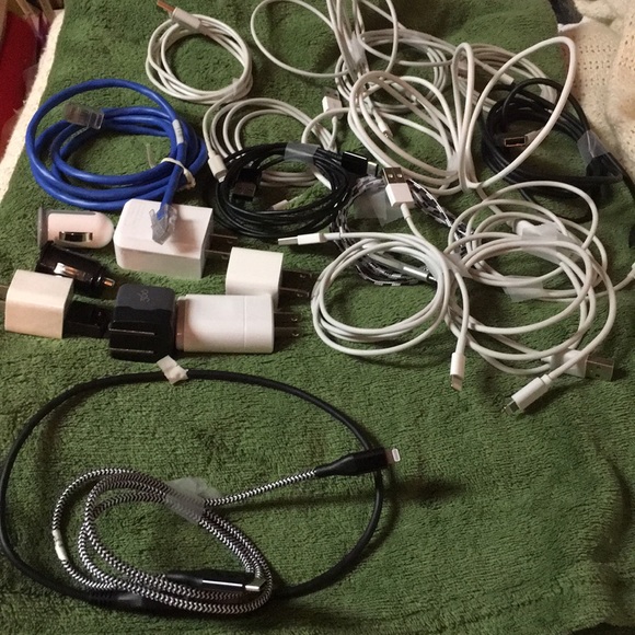 iPhone & 1 other type USB cords and 2 holders - Picture 1 of 8